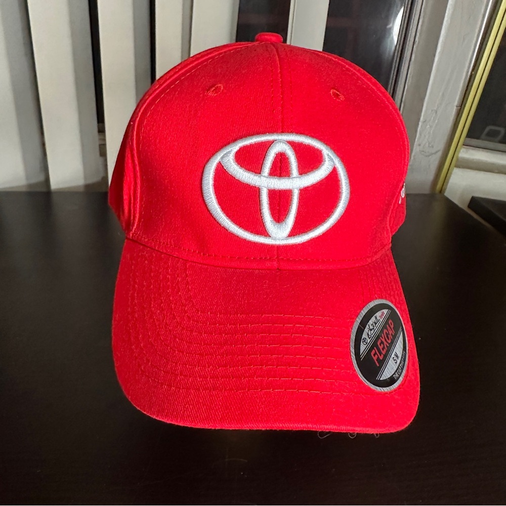 Toyota Red White Flexfit Flexcap S/M Truckers Hat Baseball Cap Dealership Logo